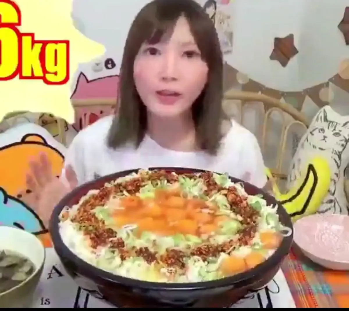 دختری که ۵۰ تخم مرغ خام میخورد