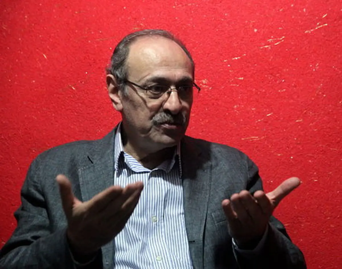 مجری و گویندۀ عاشق، ساکت و تنها...