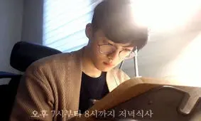 پسرکره‌ای که با مطالعه در سکوت معروف شد!