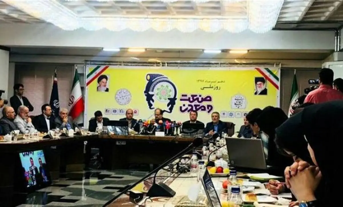 احتکار 90 هزار دستگاه خودرو از سوی خودروسازان صحت ندارد