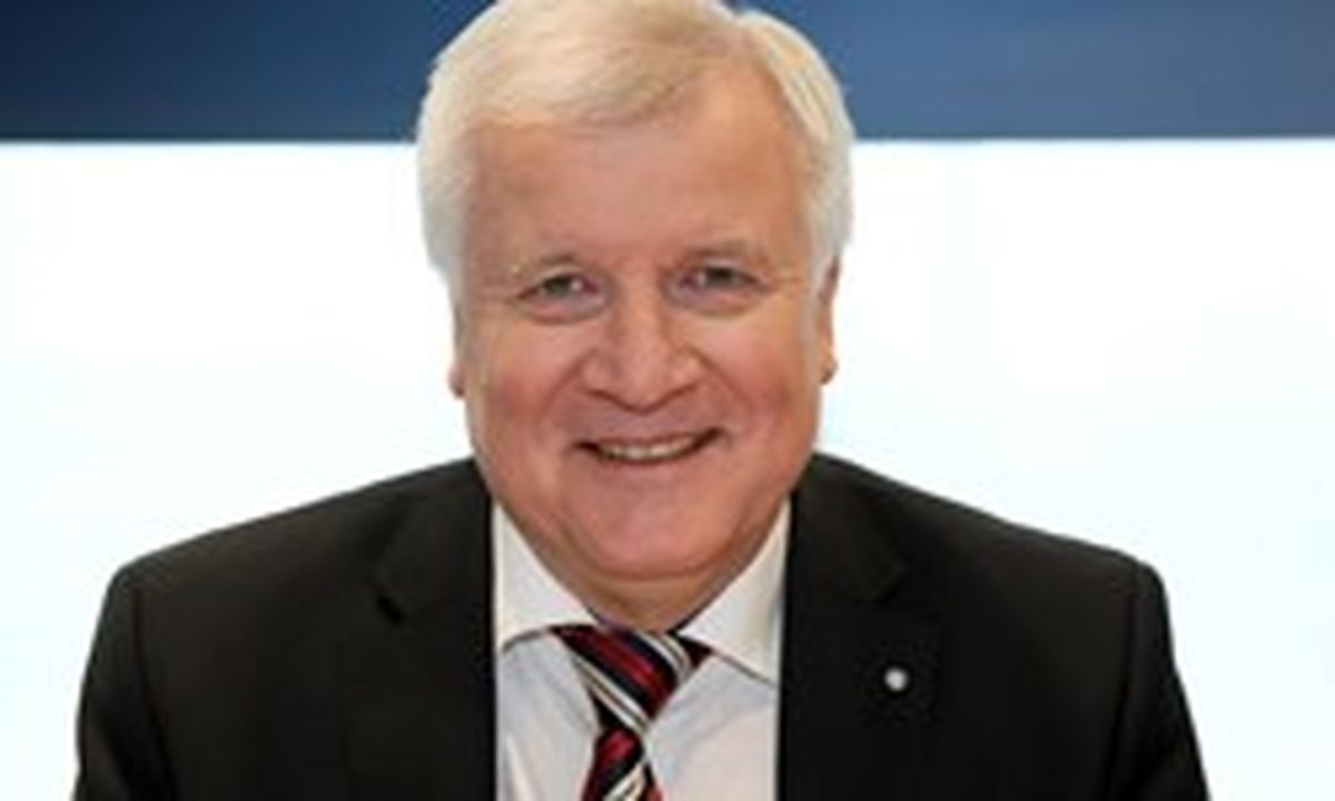 وزیر کشور آلمان، به دلیل اختلاف با «مرکل» استعفا می‌کند
