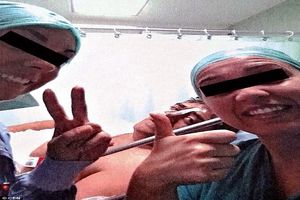 سلفی پزشکان با بیماری که بعد از ترخیص مرد+عکس