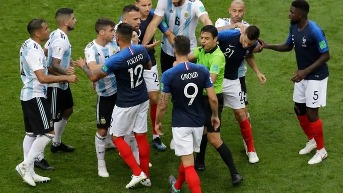 فغانی: قضاوت فینال جام جهانی ۲۰۱۸ دیگر برایم اهمیتی ندارد/ بازیکن آرژانتین آب پاشید، من هم به شوخی جوابش را دادم