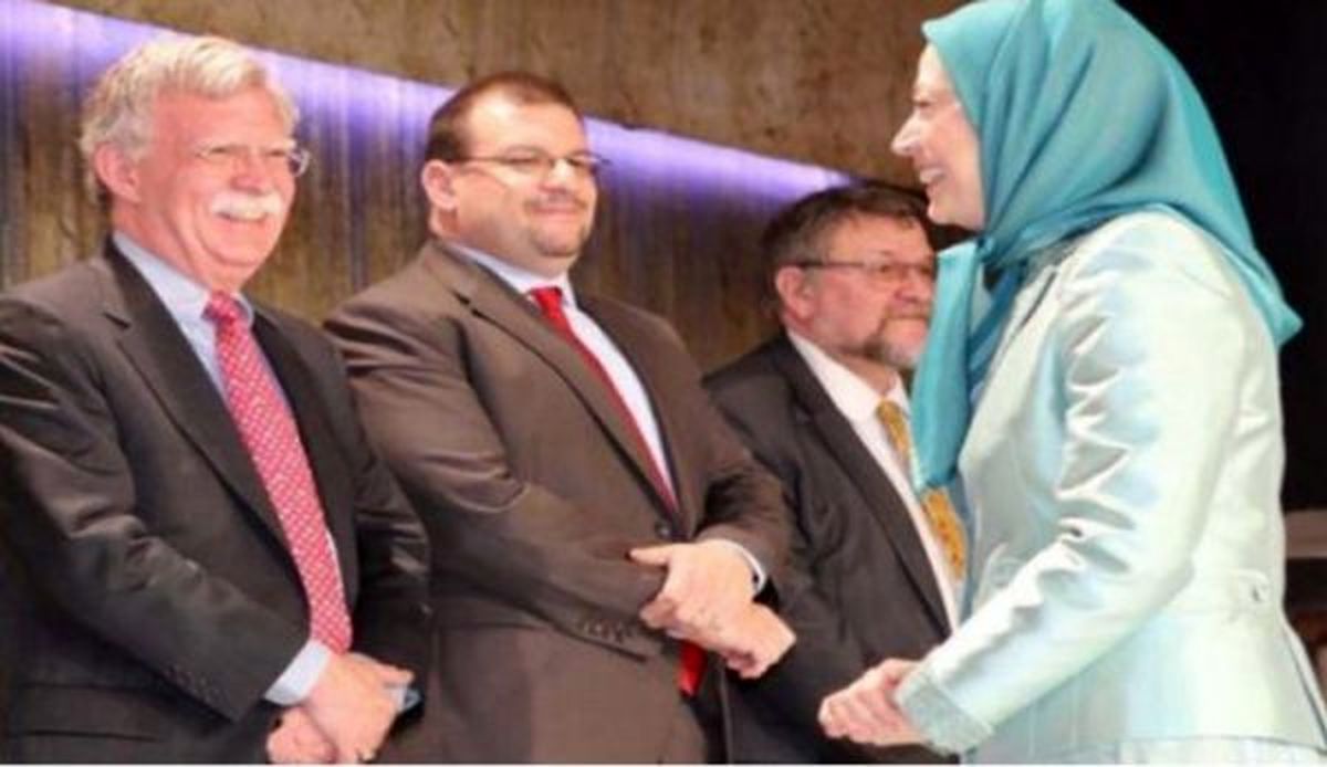 تهیه طوماری از امضای خانوادههای قربانیان ترور منافقین برای ارائه به مجامع بینالمللی