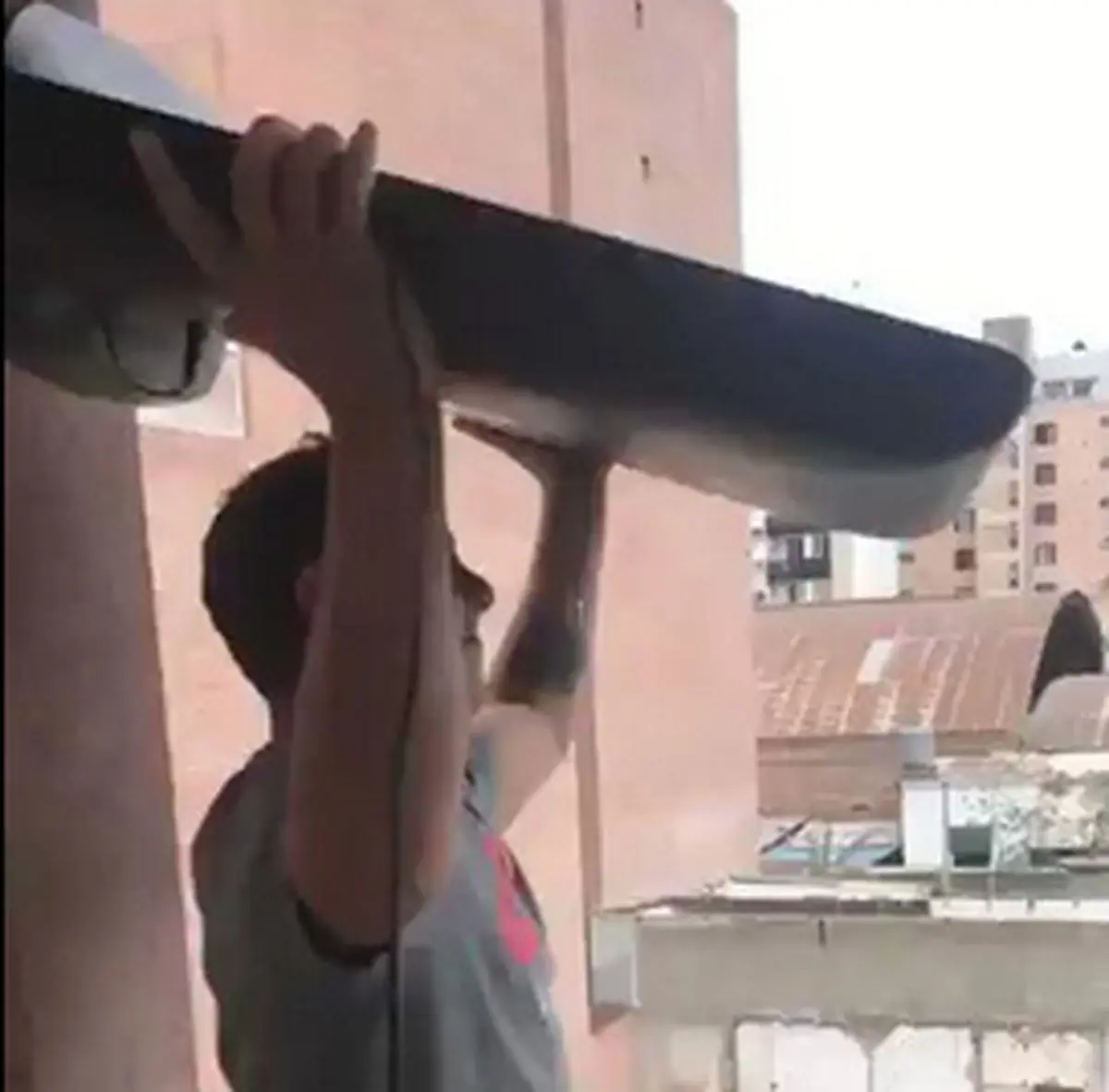 اقدام عجیب هوادار آرژانتینی پس از حذف یاران مسی از جام جهانی ۲۰۱۸ + عکس