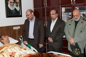 وزیر دفاع با شهید زنده لرستانی دیدار کرد