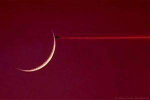تصویر خارق‌العاده عبور هواپیما از مقابل ماه/عکس روز ناسا