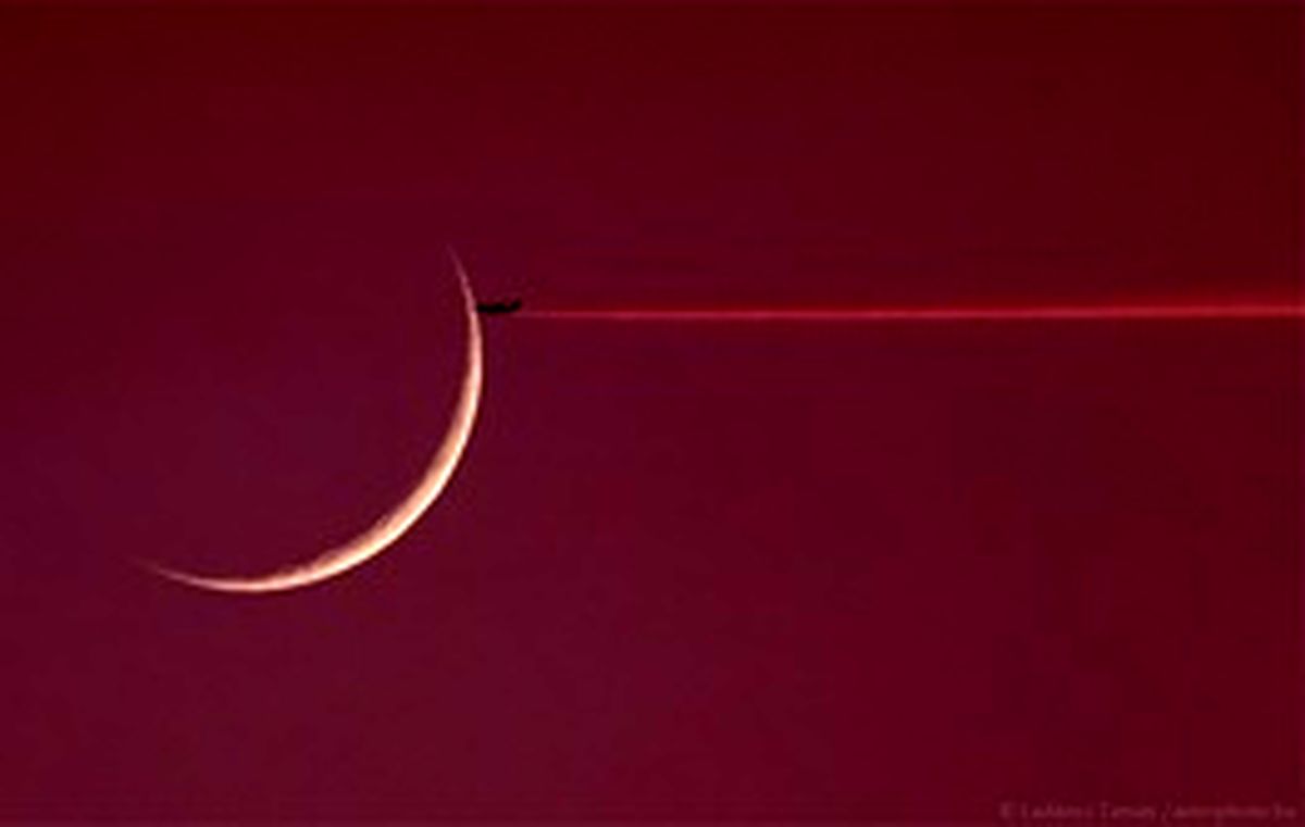 تصویر خارقالعاده عبور هواپیما از مقابل ماه/عکس روز ناسا