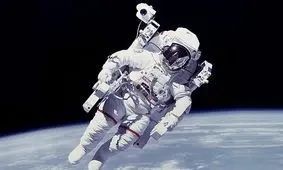 لباس مخصوص پاپ فرانسیس در ایستگاه فضایی بین‌المللی+فیلم