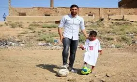 حرکت انسان دوستانه ستاره تیم ملی/ لباس جهانبخش بر تن کودک کوره آجرپزی