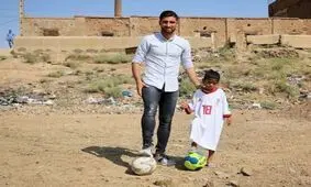 حرکت انسان دوستانه ستاره تیم ملی/ لباس جهانبخش بر تن کودک کوره آجرپزی