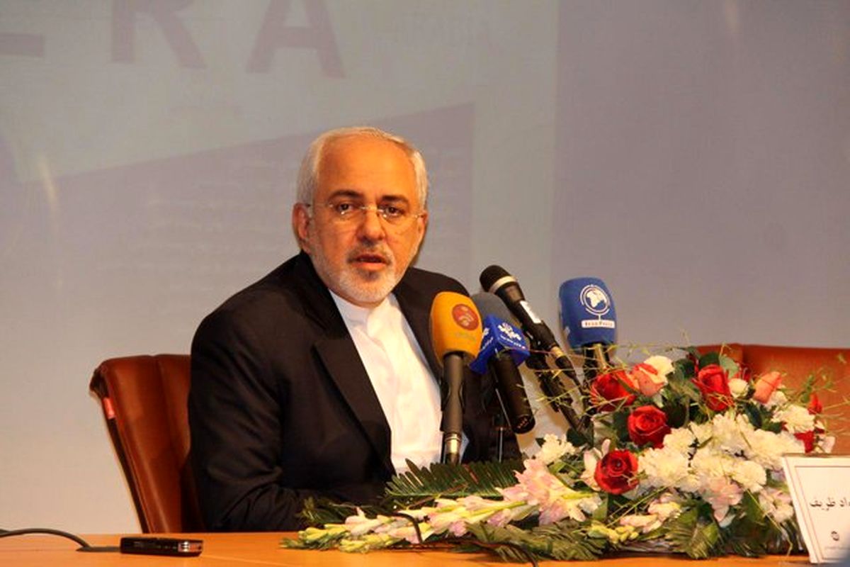 ظریف: برای آزادی ایرانیان در بند تلاش می کنیم