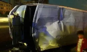مصدومیت 18 نفر در واژگونی مینی بوس در بزرگراه ازادگان + تصاویر