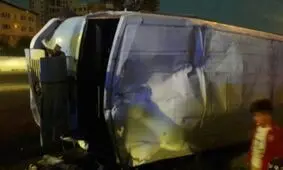 مصدومیت 18 نفر در واژگونی مینی بوس در بزرگراه ازادگان + تصاویر