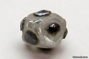 کشف الماس کمیاب و جالب به شکل توپ سیاه سفید در روسیه