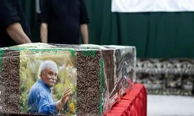 هدیه پرچم امام حسین به مزار محمد کاسبی/ ویدئو