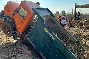 زمین، یک کامیون و 2 کارگر را بلعید