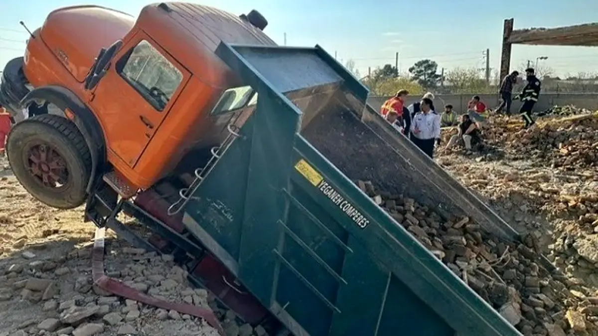 زمین، یک کامیون و 2 کارگر را بلعید 