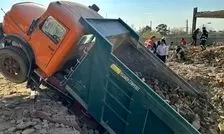 زمین، یک کامیون و 2 کارگر را بلعید 