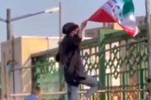 ویدیوی کامل از پاشیدن اسپری فلفل روی صورت زنان در پشت در ورزشگاه مشهد
