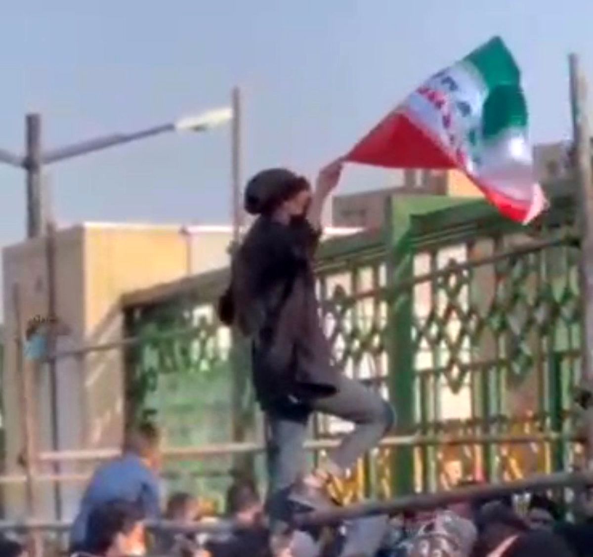 ویدیوی کامل از پاشیدن اسپری فلفل روی صورت زنان در پشت در ورزشگاه مشهد
