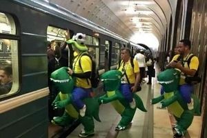 مسافرانی با پوشش و رفتار عجیب در مترو!/ عکس