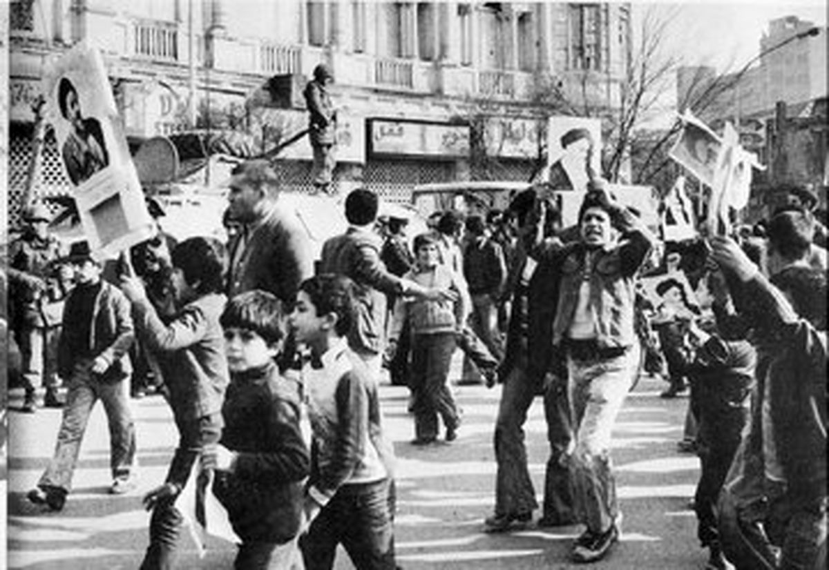 ۱۵ بهمن ۱۳۵۷؛ بختیار برای انقلابیون خط و نشان کشید، رضا پهلوی به تگزاس بازگشت/ ملاقات‌های متعدد مهندس بازرگان با امام