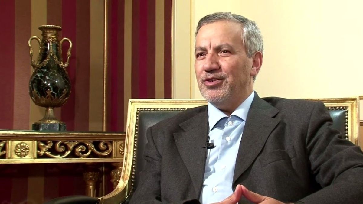 طعنه مهاجرانی به رضا پهلوی، خانواده را نتوانست اداره کند، یک کشور را چه میکند؟