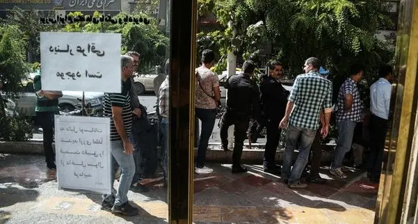 تجمع اعتراضی بازاریان تهران به افزایش شدید قیمت ارز و طلا/ ویدئو