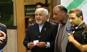 ظریف: در چند ساعت آینده سرنوشت کشور رقم خواهد خورد/ فردا دیر است و پشیمانی بی‌فایده