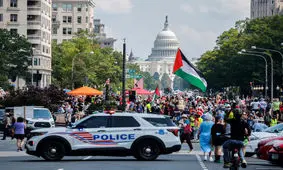 تظاهرات هزاران نفر از اهالی واشنگتن علیه نظامی‌گری ترامپ