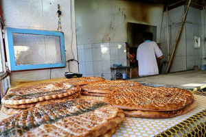 رواج خرید نان نصفه در نانوایی ها