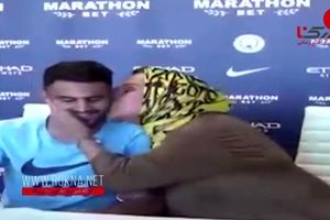 حضور مادر فوتبالیست منچستر سیتی با حجاب کامل در مراسم امضای قرارداد پسرش + تصویر