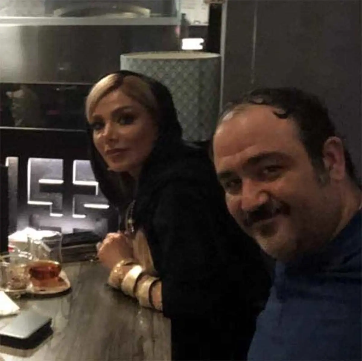 مهران غفوریان و بانوی پا به ماهش در یک کافی شاپ! + عکس