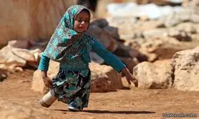 دختری که پاهایش قطع بود و با قوطی کنسرو راه میرفت