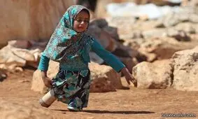 دختری که پاهایش قطع بود و با قوطی کنسرو راه میرفت