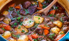 طرز تهیه خورش گوشت بره و سبزیجات در فر