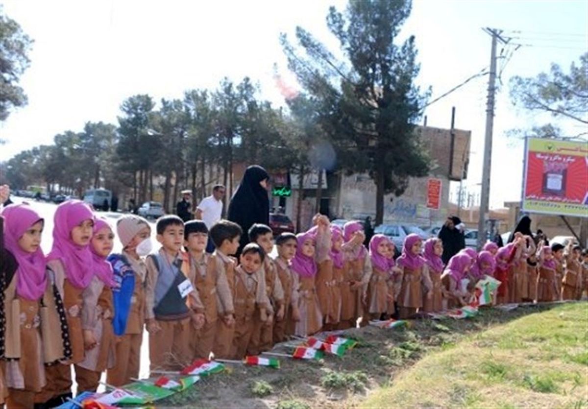 زنجیره ۱۰۰۰ کودک برای دستیابی به عنوان پایتخت کتاب ایران