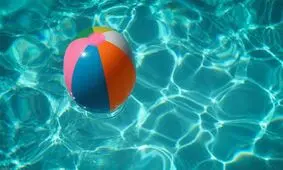 تهرانی‌ها استخرهای خود را با آب شرب پر می‌کنند
