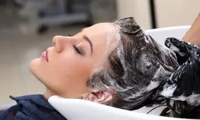 روش حل مشکلات مو با ریختن نمک در شامپو