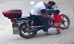 لحظه ربوده شدن دختر 3 ساله در مقابل پدرش