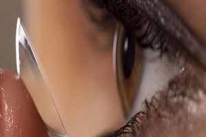 روش تمیز کردن لنز چشم