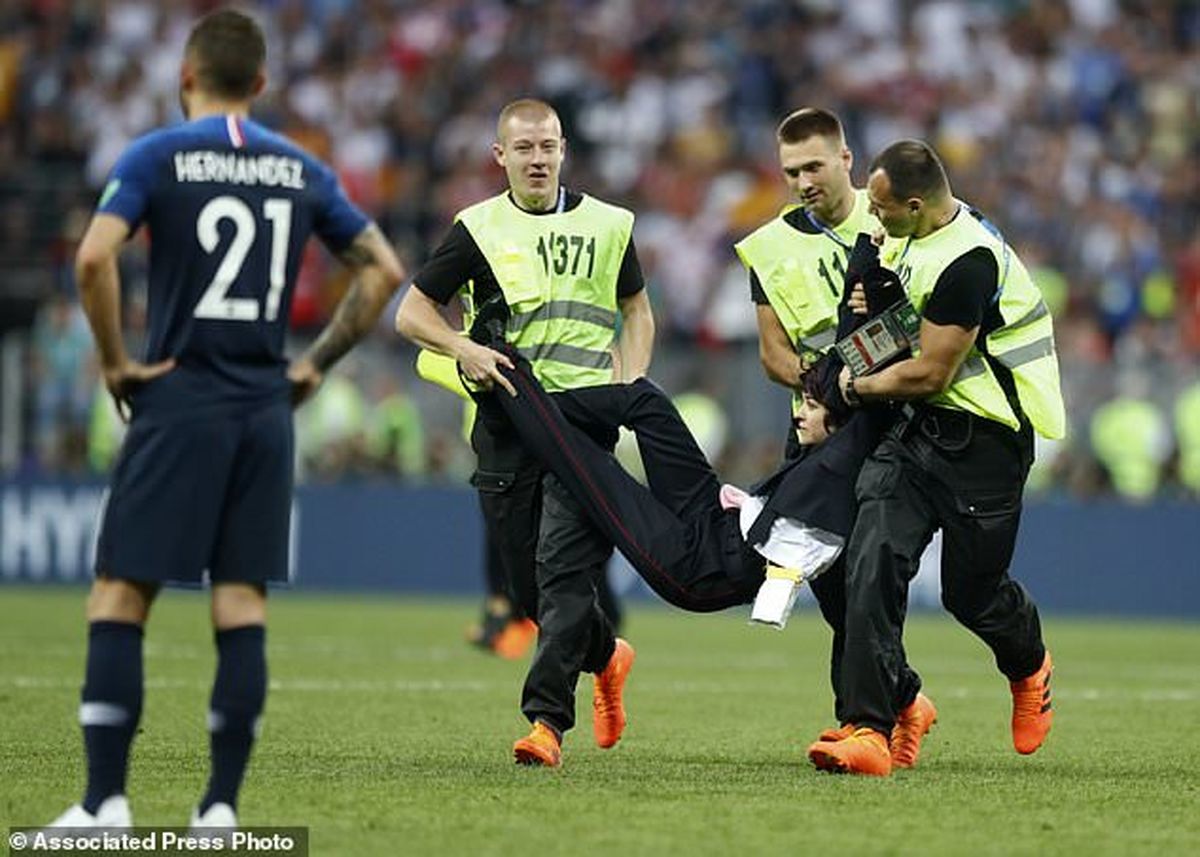 گروه موسیقی مخالف پوتین مسئولیت اخلال در بازی فینال جام جهانی را بر عهده گرفت+عکس