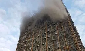 عملیات ۸ ایستگاه و ۱۵ خودروی آتش‌نشانی برای اطفای حریق ساختمان پلاسکو/۸ ایستگاه هم آماده باش هستند