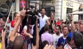 حواشی فینال جام‌جهانی؛ هواداران فرانسه و کرواسی در میدان سرخ مسکو