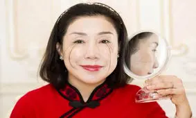 زنی با عجیب ترین و بلندترین مژه ها