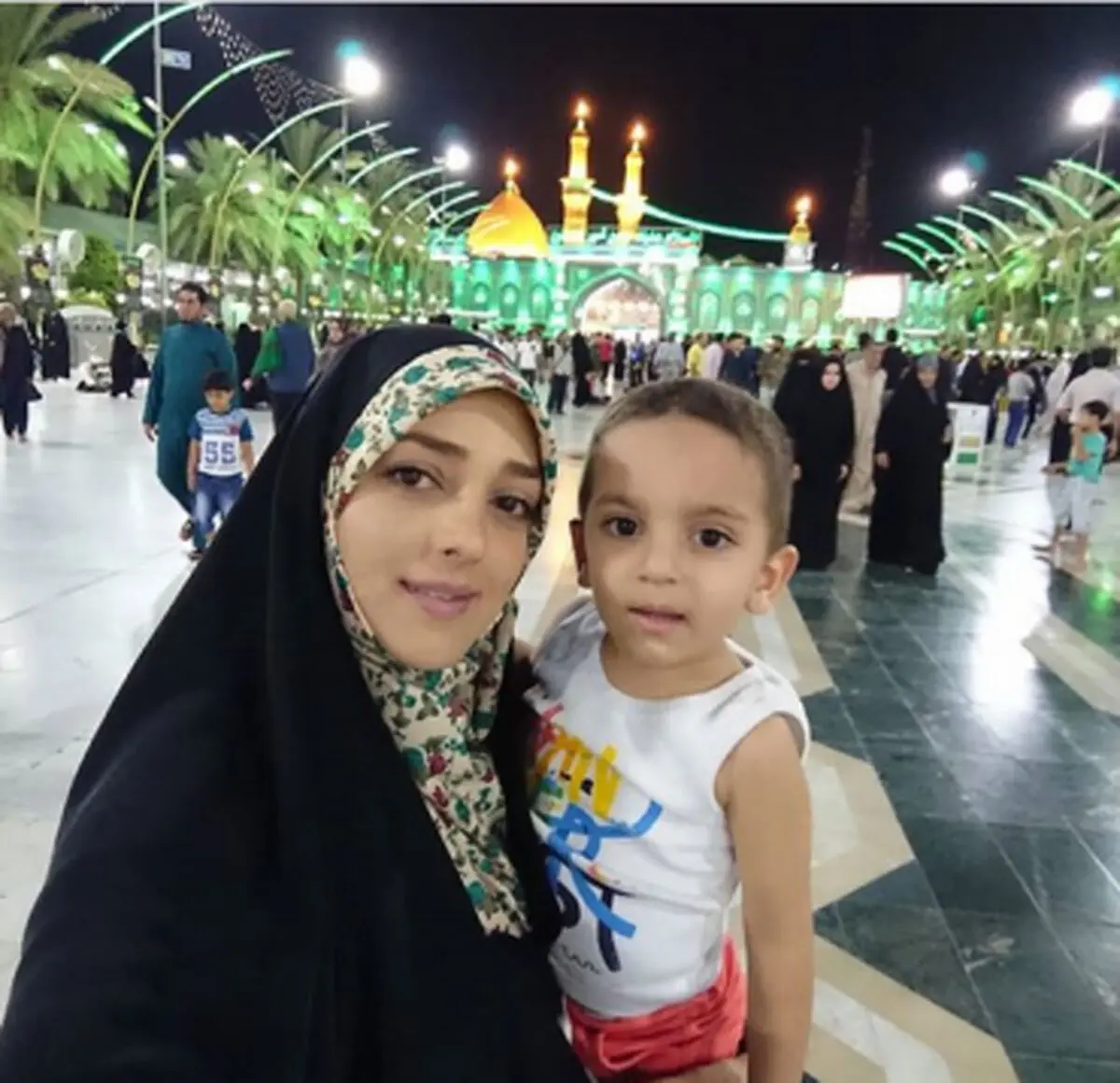 خانم مجری و فرزندش در کربلا