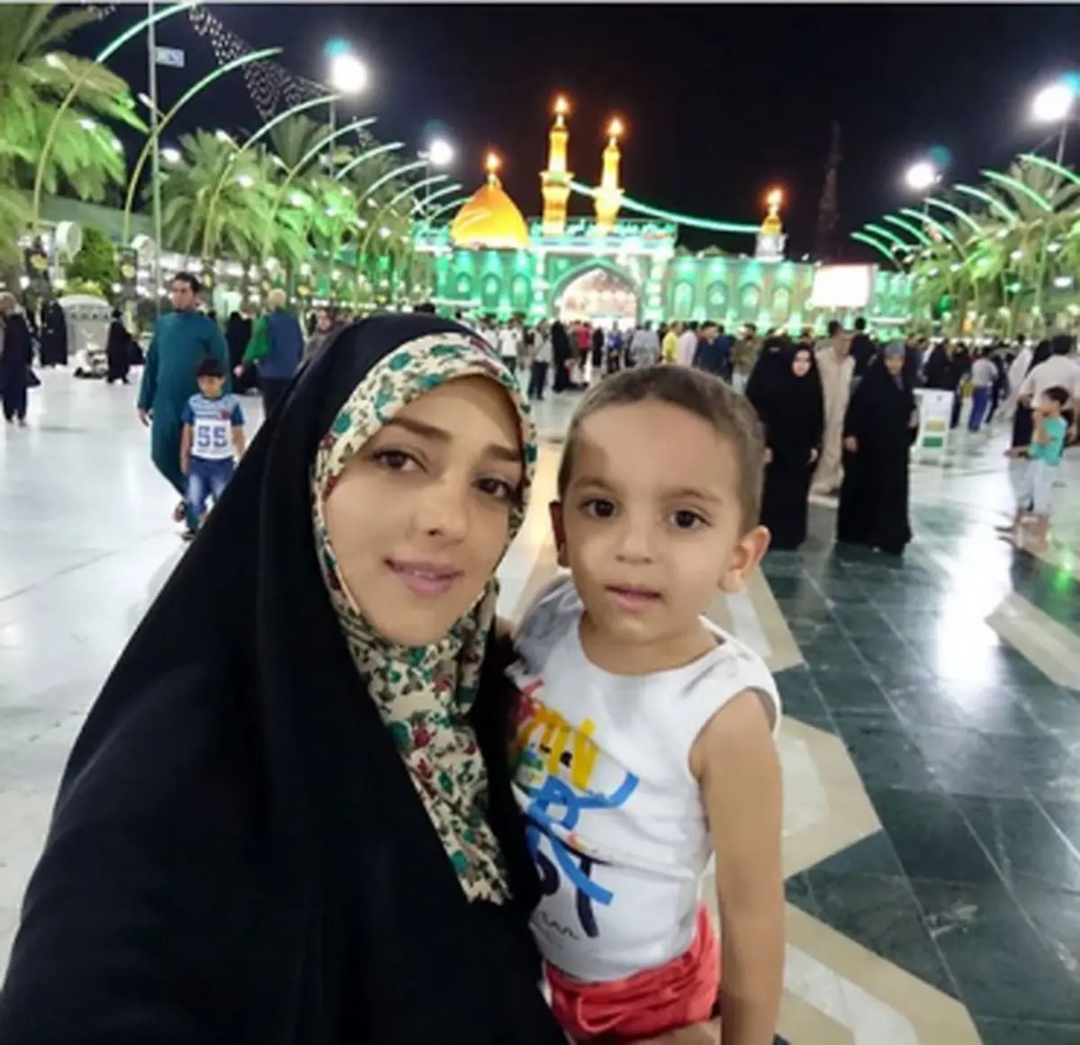 خانم مجری و فرزندش در کربلا