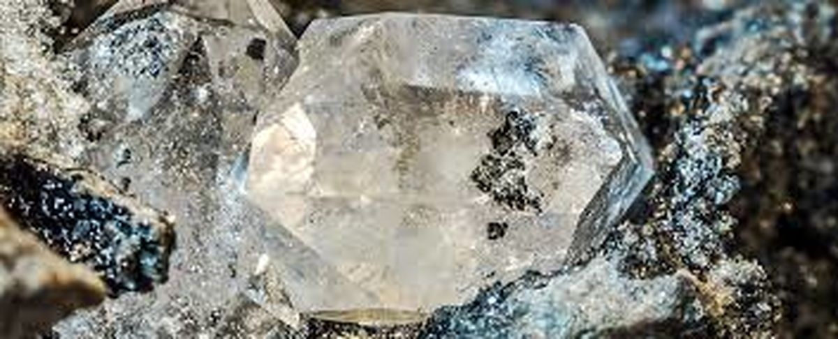 وجود ا کوادریلیون تن الماس در ۱۰۰ مایلی عمق زمین