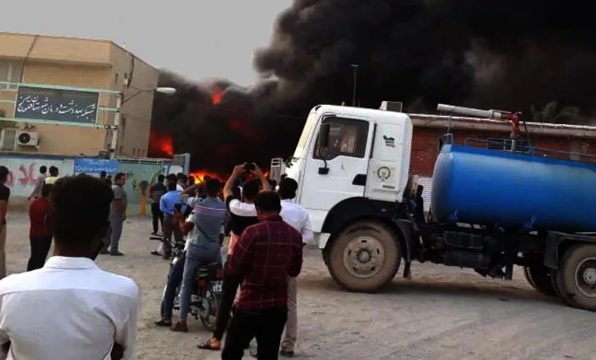 مرکز درمانی قلعه گنج کرمان در آتش سوخت